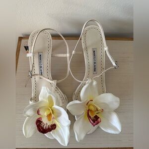 White orchid vintage manolo blahnik kitten heel sandals